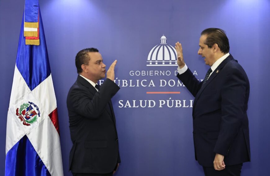 Ministro de Salud juramenta al doctor Julio Landr&oacute;n como nuevo director ejecutivo del Servicio Nacional de Salud (SNS)
